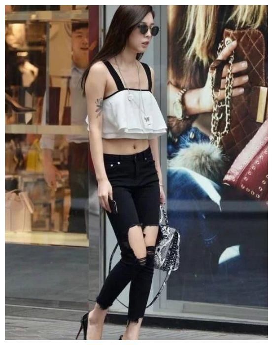 街拍：“紧身裤”可不是什么人都能穿的，图6这样穿就不行！