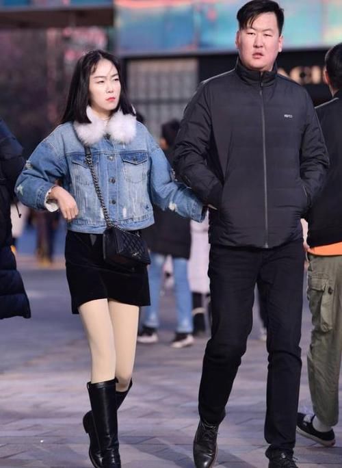 #休闲裤#街拍:肤如凝脂的美女,一件白色上衣配黑色休闲裤,时尚气质迷人