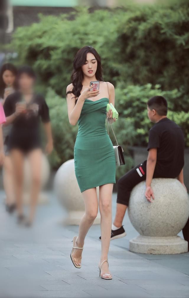 街拍，时尚的穿搭各不相同，越简单越时尚，适合自己的就是最美的