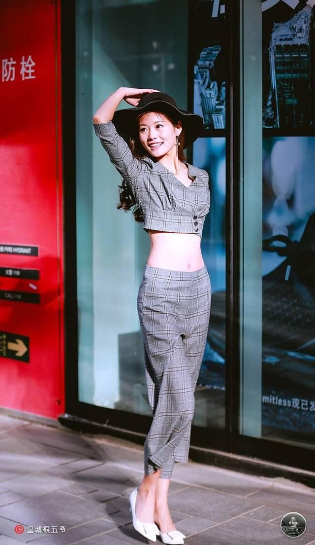  [美女]时尚街拍：普普通通的穿衣搭配方法，时尚潮流美女一直可以一般的衣服裤子搭出不同寻常