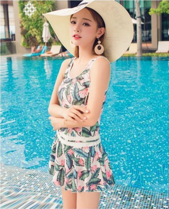 时尚泳衣小姐姐，衬托出腿部的纤细又显得细腻