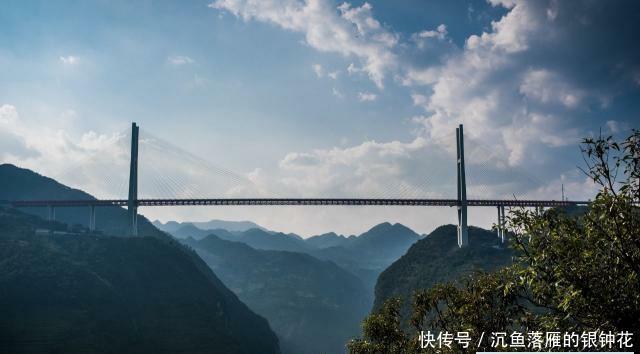 又一中国奇迹：云贵高原造出世界最高大桥，565米的高度折服世界