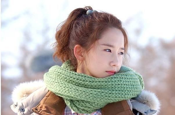  『女人』女人戴围巾外出，搭对3种头型，雅致显脸小，轻轻松松显年轻挺大气！