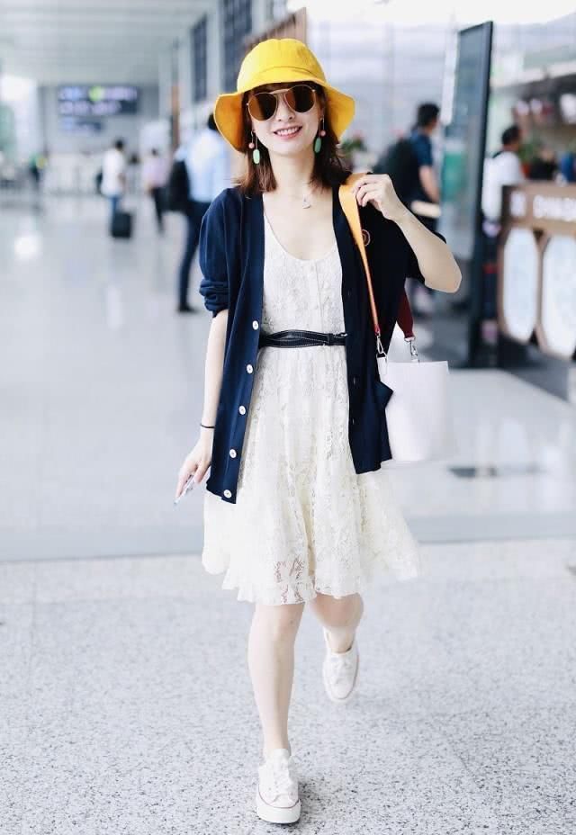  尖角线帽：情商高的女人非常少戴这2款遮阳帽拍照pose，不但显脸大，还特不太好搭衣服