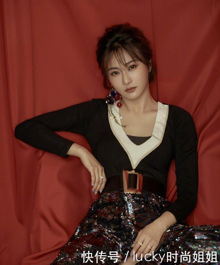 陈冰要哭了，一身贵妇装扮也难入时尚圈，她的耳环却永远吸睛！