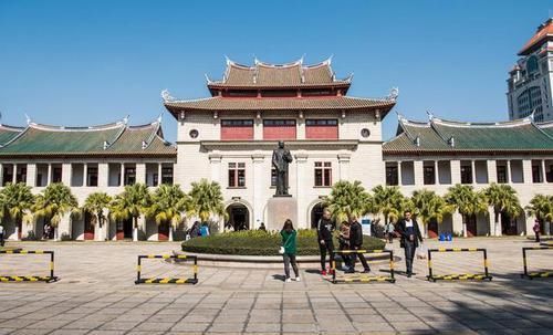 厦门大学变成景区，大批游客涌入，校方无奈限制参观人数