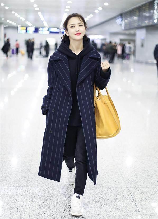 43岁马伊俐撞衫29岁的佟丽娅,一样的大衣却穿出不一样的感觉