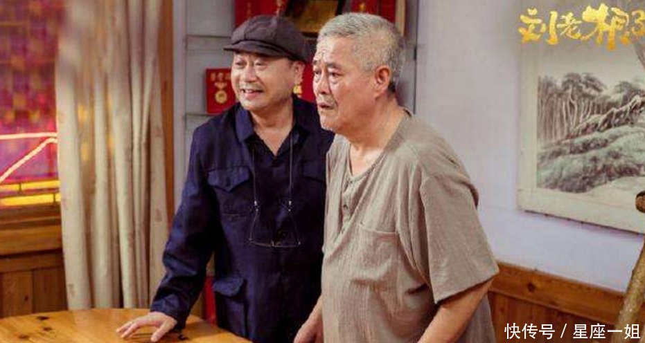 『看起来』赵本山近照曝光,头发花白面色红润精神好,妻子和女儿同框似姐妹