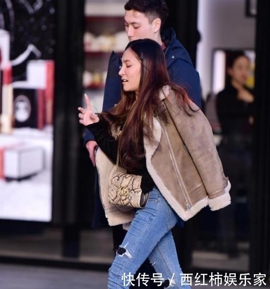  小姐姐|街拍：皮肤白皙的小姐姐，一条蓝色的连衣裙，时尚优雅女人味