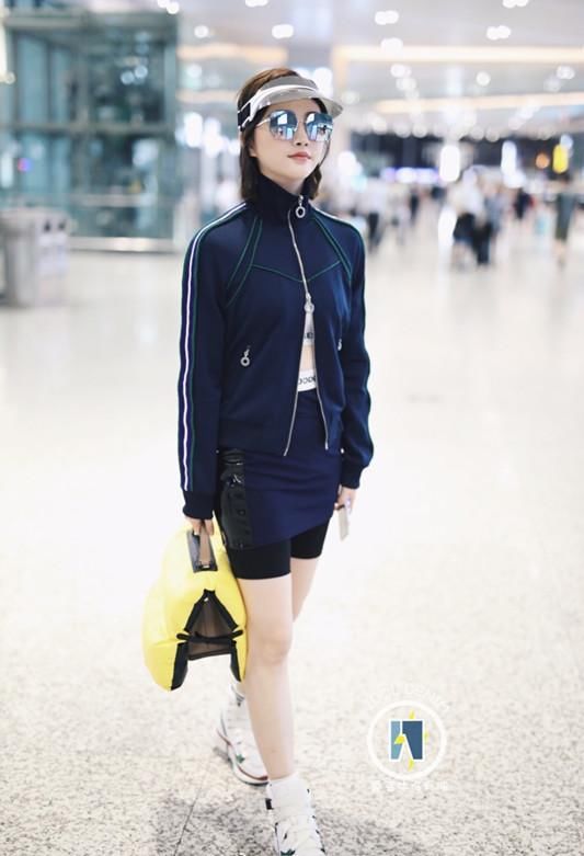 景甜的超短裙快被撑爆了还露出一大截安全裤,看得人尴尬癌都犯了