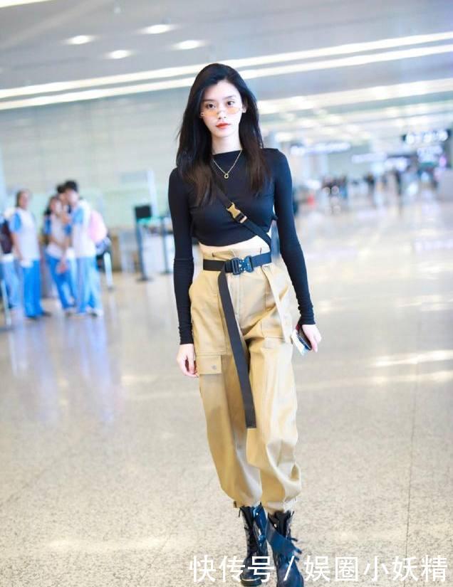 奚梦瑶机场大秀美背，穿着一贯大胆，网友：这么穿就不怕掉下来！