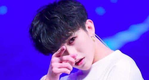 美瞳、眼线都hold不住了!美妆博主黄子韬胖了一圈还撞脸王思聪?