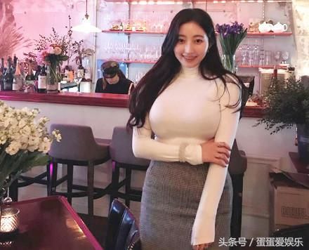 微胖女神体重120斤，一双粗腿尽显丰腴，网友：深蹲练多了吧！