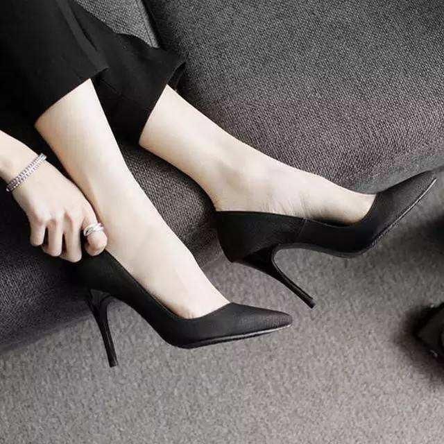 完美高跟鞋简单而不失华丽，演绎优雅高挑身姿
