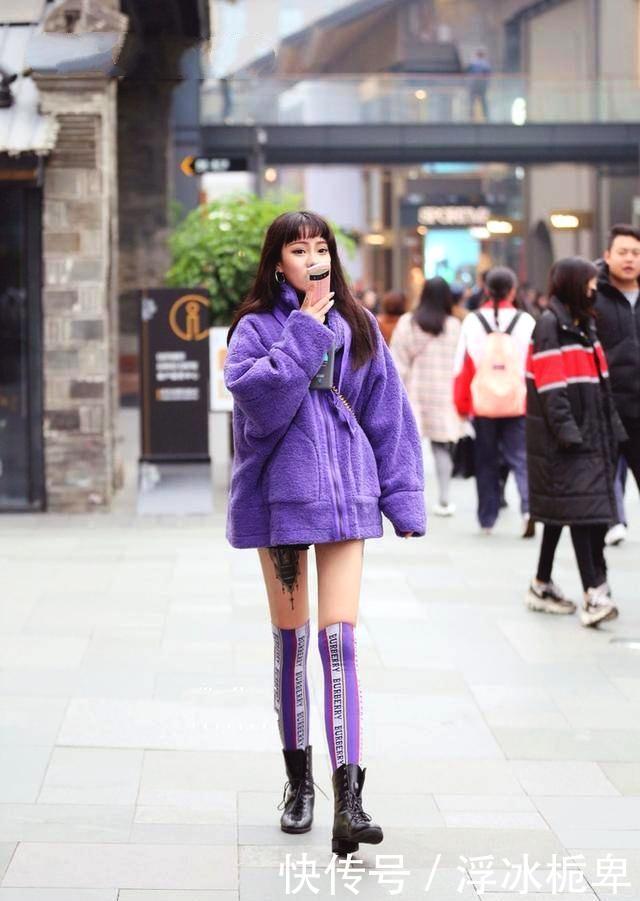 【美女】街拍小姐姐穿粉衬衣清凉上街,自信的女人最性感