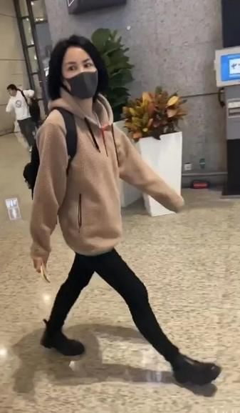 【 强大】穿破洞T恤配紧身裤低调现身，明星气场强大，王菲剪波波头更年轻
