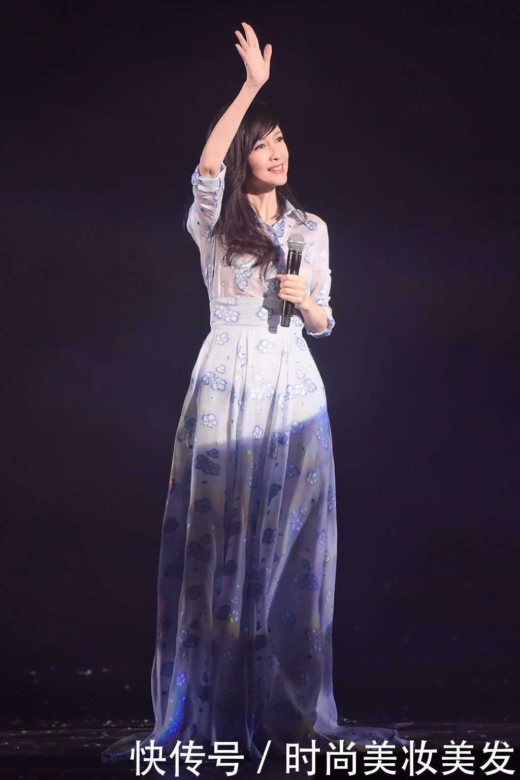 50岁周慧敏太狠了！裙子提到胸口处，衬衫都被挤变形了！