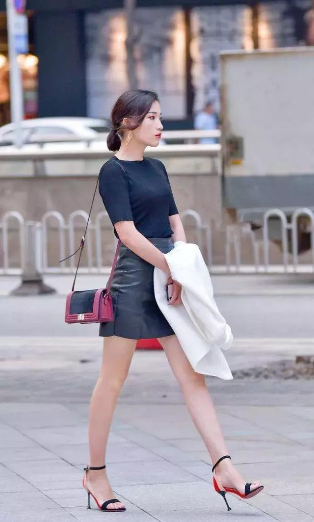  「美女」街拍：短发美女白色上衣配短裤，脚踩高跟鞋，大方又不失美感
