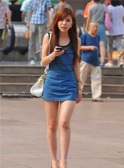  『颜值』街拍：高颜值的小姐姐，秀出青春活力范，非常有女人味