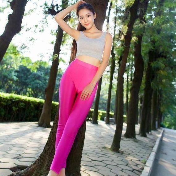 街拍时尚穿搭小姐姐，衬托纤细曼妙的身段，貌若天仙一样！