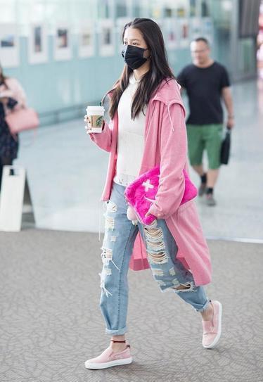 19岁关晓彤撞衫25岁娜扎，这差距不是一个6岁就能说明问题的