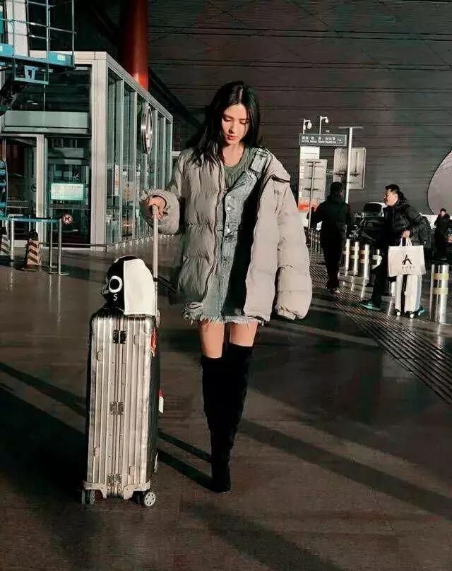 王思聪要后悔！张予曦穿黑色薄纱上衣性感撩人，女人味十足！