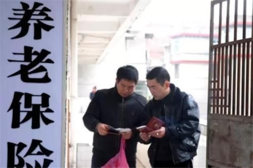  「养老金」有人问，为什么社保交15年养老金不足1000元？正确答