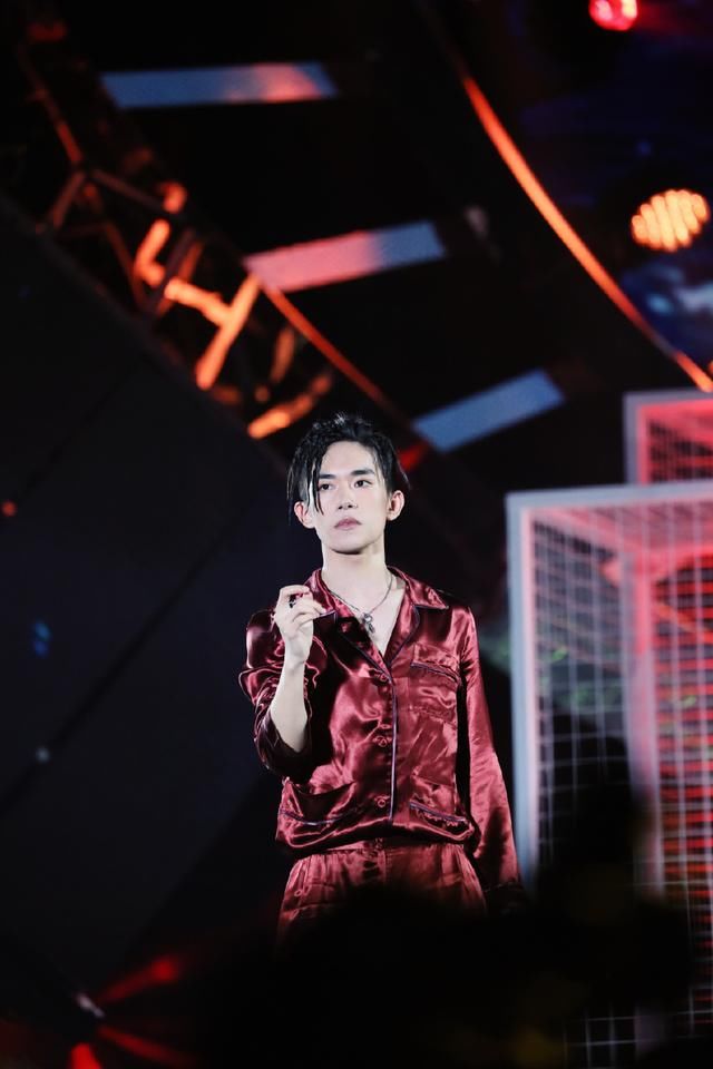 18岁易烊千玺肌肉线条太撩人！彩辫+葱须刘海真是个性过了头！