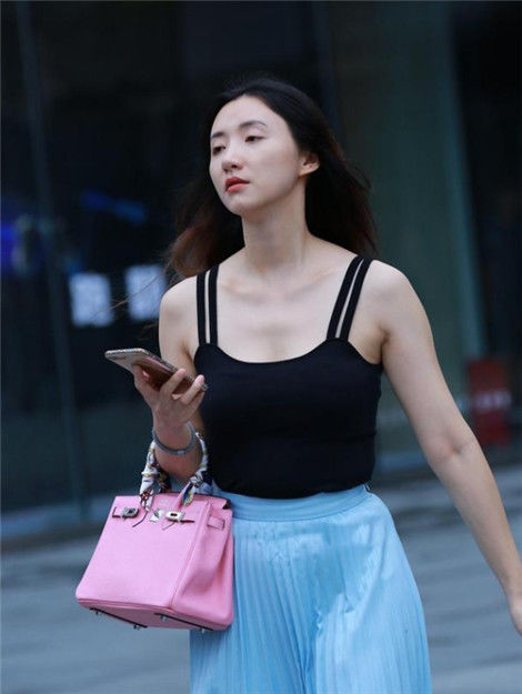  [女性]街拍：美女身穿黑色西装外套搭配短裤，彰显成熟女性的魅力