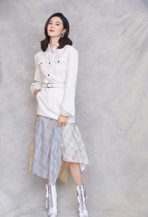 「连衣裙」郁可唯是才华与颜值并存的女子,身穿白色工装裙配短靴,又美又飒