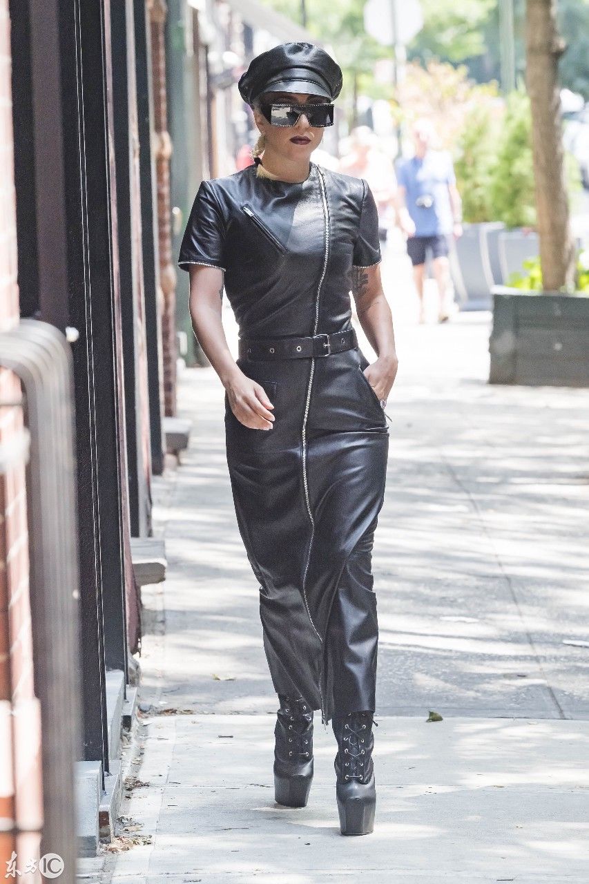 lady Gaga穿皮衣街拍，网友表示优雅时尚，魅力十足，很佩服!