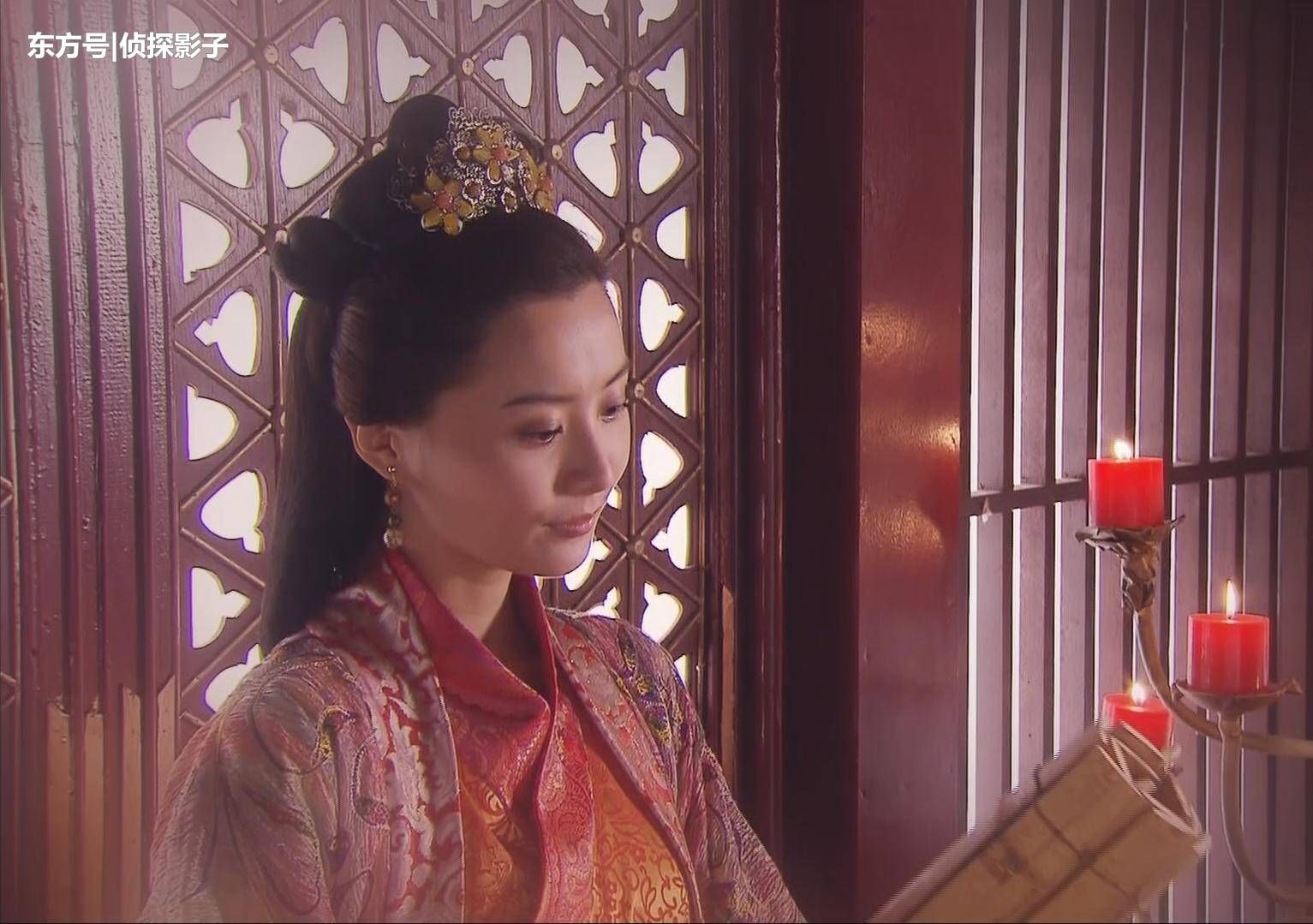 手里拿着竹书的古装女子，唐宁清冷、陈法拉高贵、杨幂唯美动人