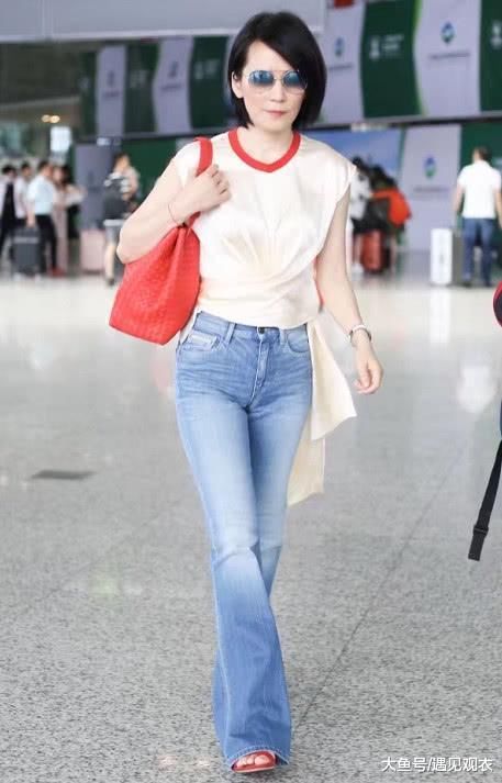 俞飞鸿气质十足 这种牛仔裤别人穿着像大妈 她穿起来完全不一样