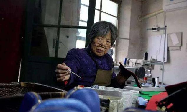 母女齐心协力走上创业道路，做手工定制皮包销往全球