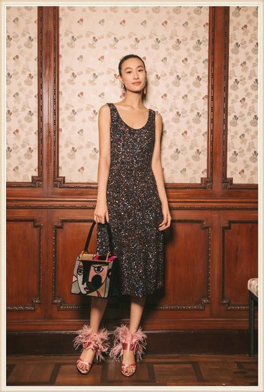 秦舒培不得了！竟把丝袜当裙子穿，网友：冠希哥的女人胆子就是大