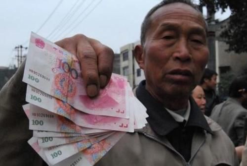  村干部|新农合“集中缴费期”到来，村干部开始催收，交还是不交