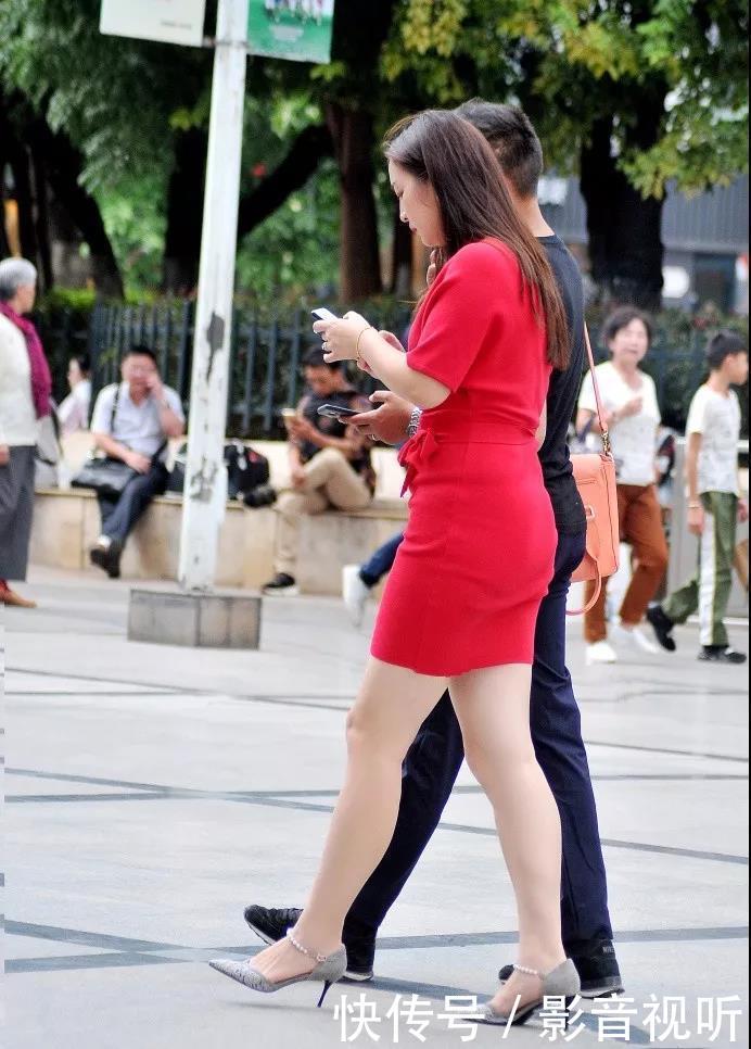 街拍：姿色迷人妩媚漂亮穿红裙的长发翘臀性感美女