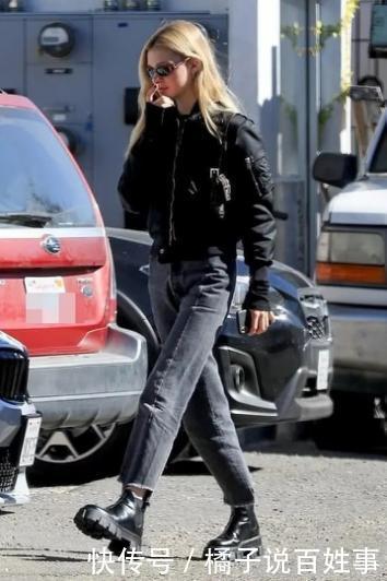  『女友』贝克汉姆大儿子携新女友逛街，新女友穿防水台高跟鞋，笑容灿烂