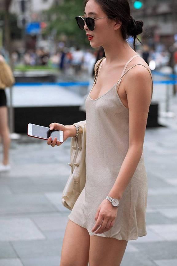 街拍：美女黄色深V吊带+短裙，美腿只是为了展示时尚魅力！