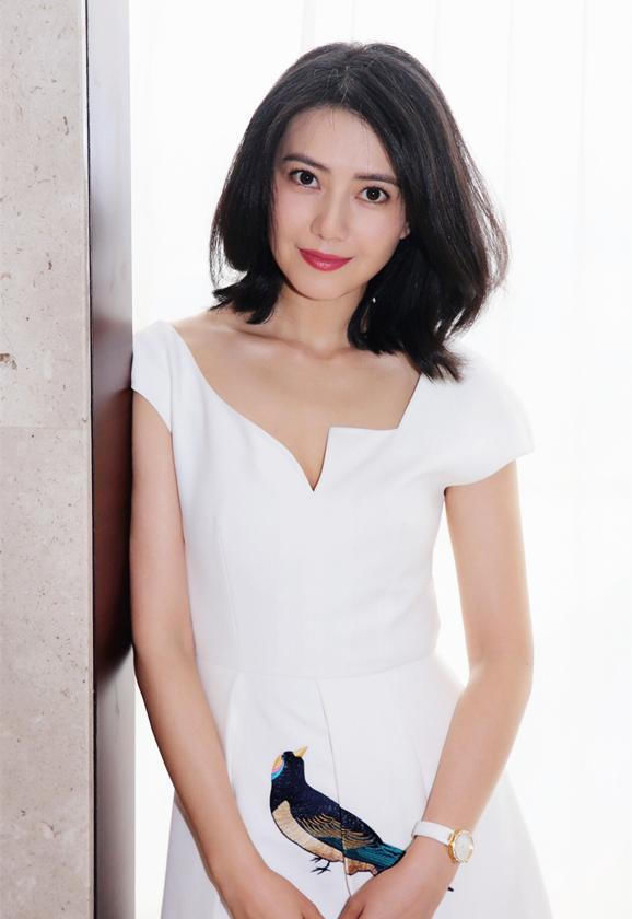  视觉冲击力：温柔穿搭最撩人!春夏季优雅轻熟风,让你美得高级,显气质!