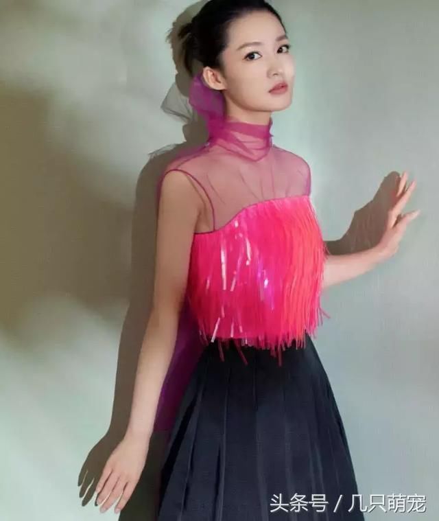 李沁豁出去，把“拉拉队手花”穿成抹胸，上身无语下身却很圈粉