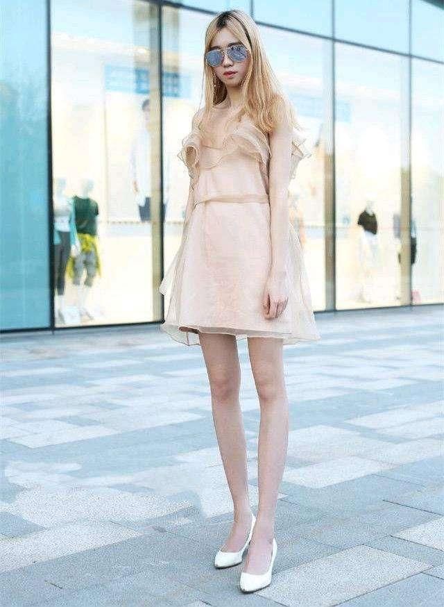 街拍: 5位车模般身材的大长腿小姐姐, 你更喜欢哪一款?