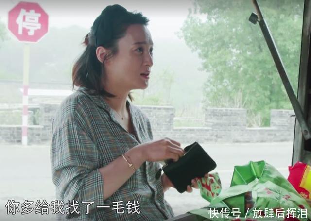 蒋勤勤单独挺大肚买菜，在商贩找了零钱说了一句话瞬间圈粉无数