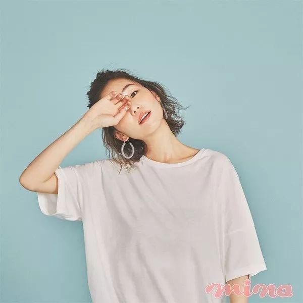 推荐给穿不惯衬衫、吊带衫的MM 12种令人秒变时髦的基础款白T穿衣