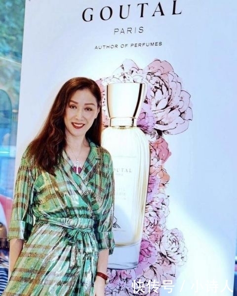 开叉设计■穿黑色连体裤配红唇亮相，气质太惊艳，任达华老婆琦琦不愧是超模