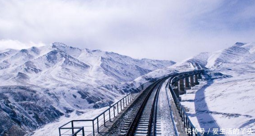 青藏铁路仅有一条轨道，两辆火车碰面该怎么办？答案很机智