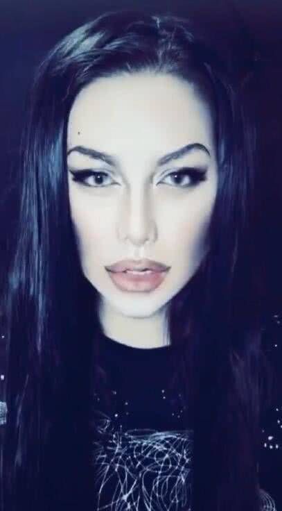 微胖的可爱女孩超爱化妆,化妆之后的样子怎么像鬼一样?