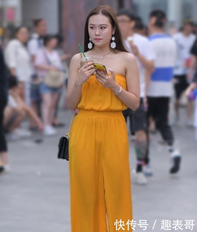  [时髦]简直是过分，这么时髦的“蜂蜜裤”，要100斤的妹子穿才好看！