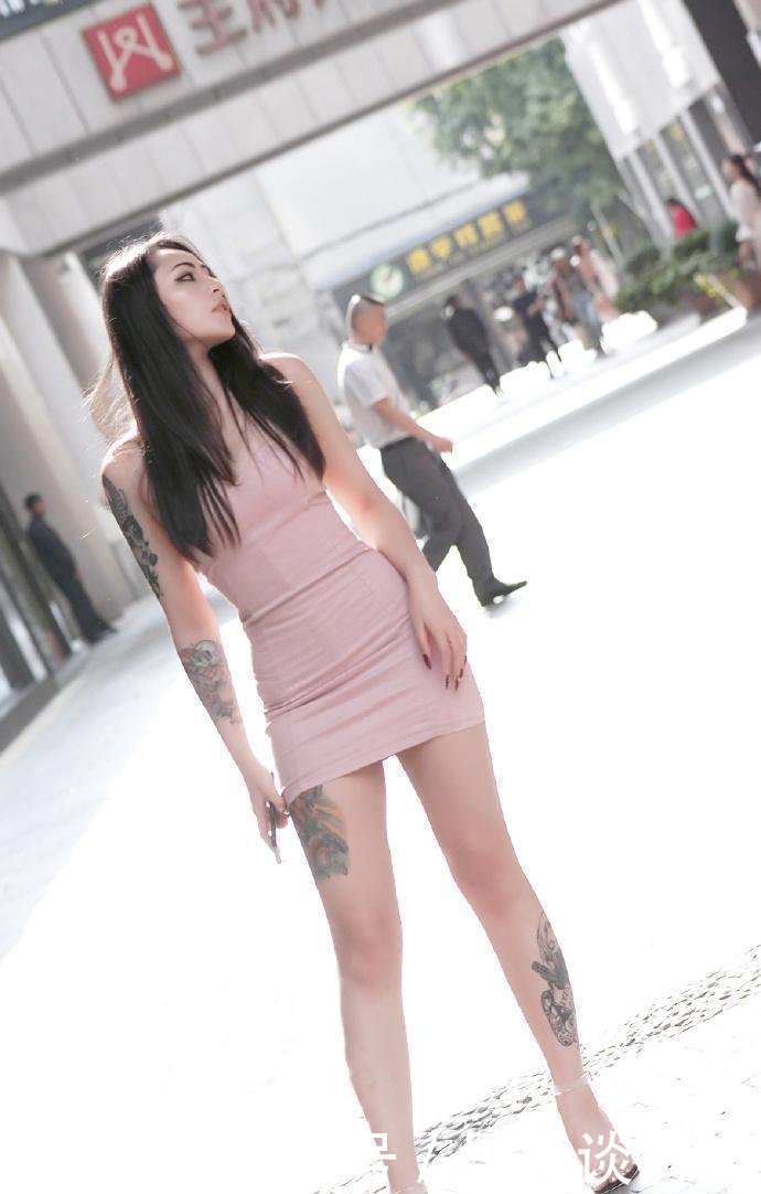 身材■街拍小姐姐穿裸粉色裙出街凹照型,看样子身材维持得很好!