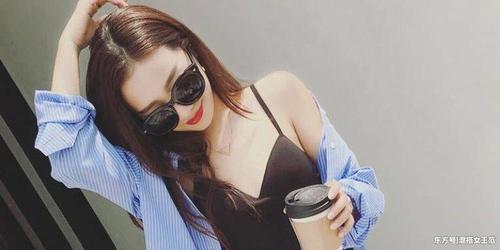 夏日吊带小背心，彰显女人性感韵味